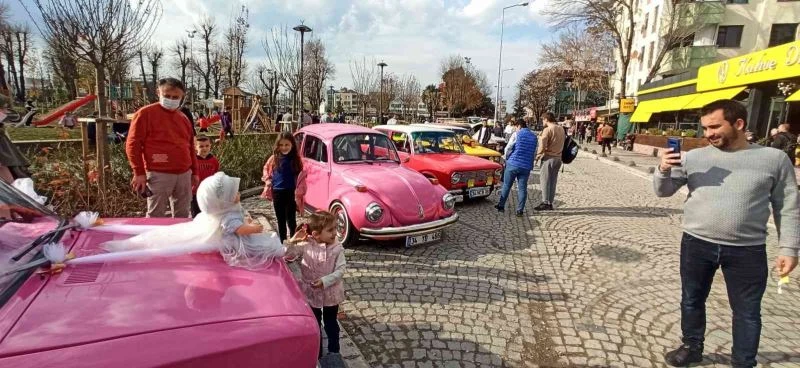 Klasik araçlar bir araya geldi, tutkunları fotoğraf çektirmek için sıraya girdi
