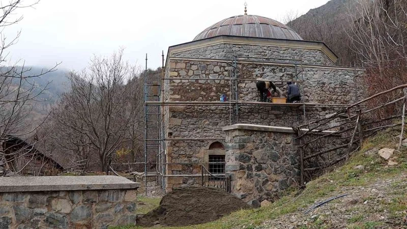 Ecdat yadigarına eksik restorasyon düzeltiliyor
