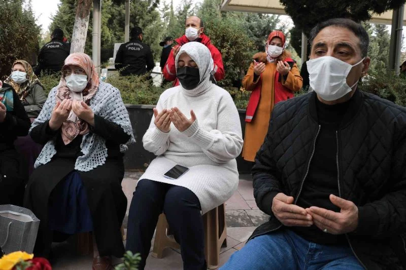 Tahir Elçi’ye yapılan saldırıda şehit olan polis memuru mezarı başında anıldı
