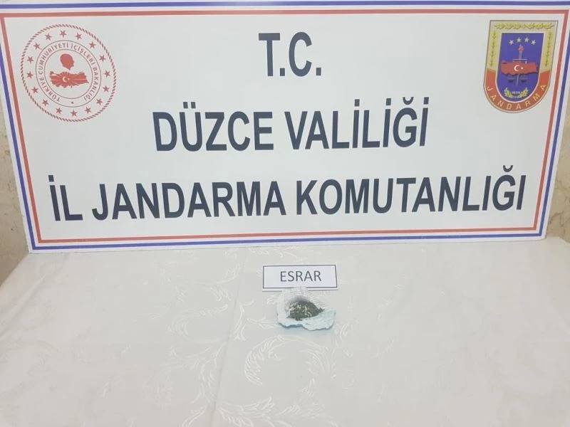 Jandarma ekiplerinin şüphelendiği şahsın üzerinden uyuşturucu madde çıktı
