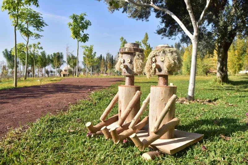 Kepez’de budanan ağaç dalları sanata dönüştü
