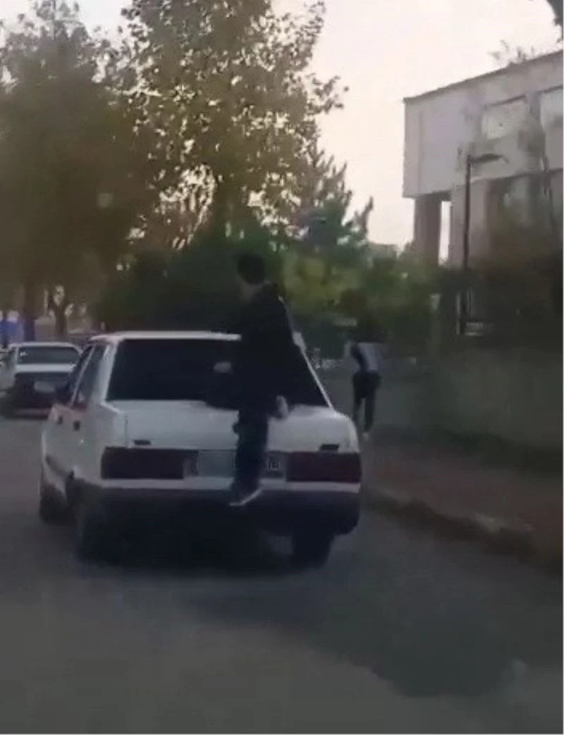 Bagaj kapısı üzerinde yolculuk yaptı
