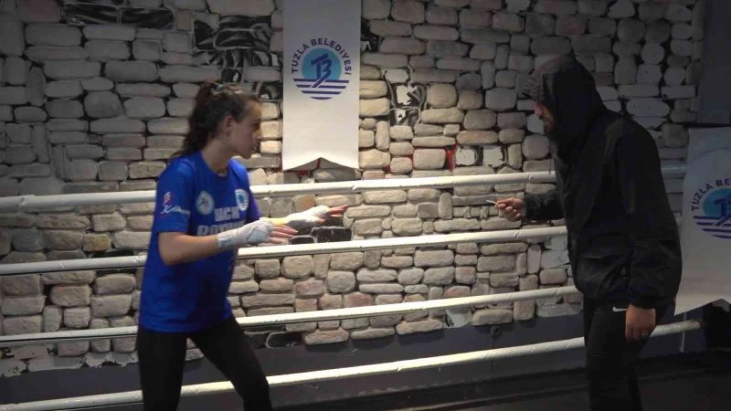 Tuzlalı kadınlar, Tuzla Belediyesi’nin kurslarında kick boks öğreniyor
