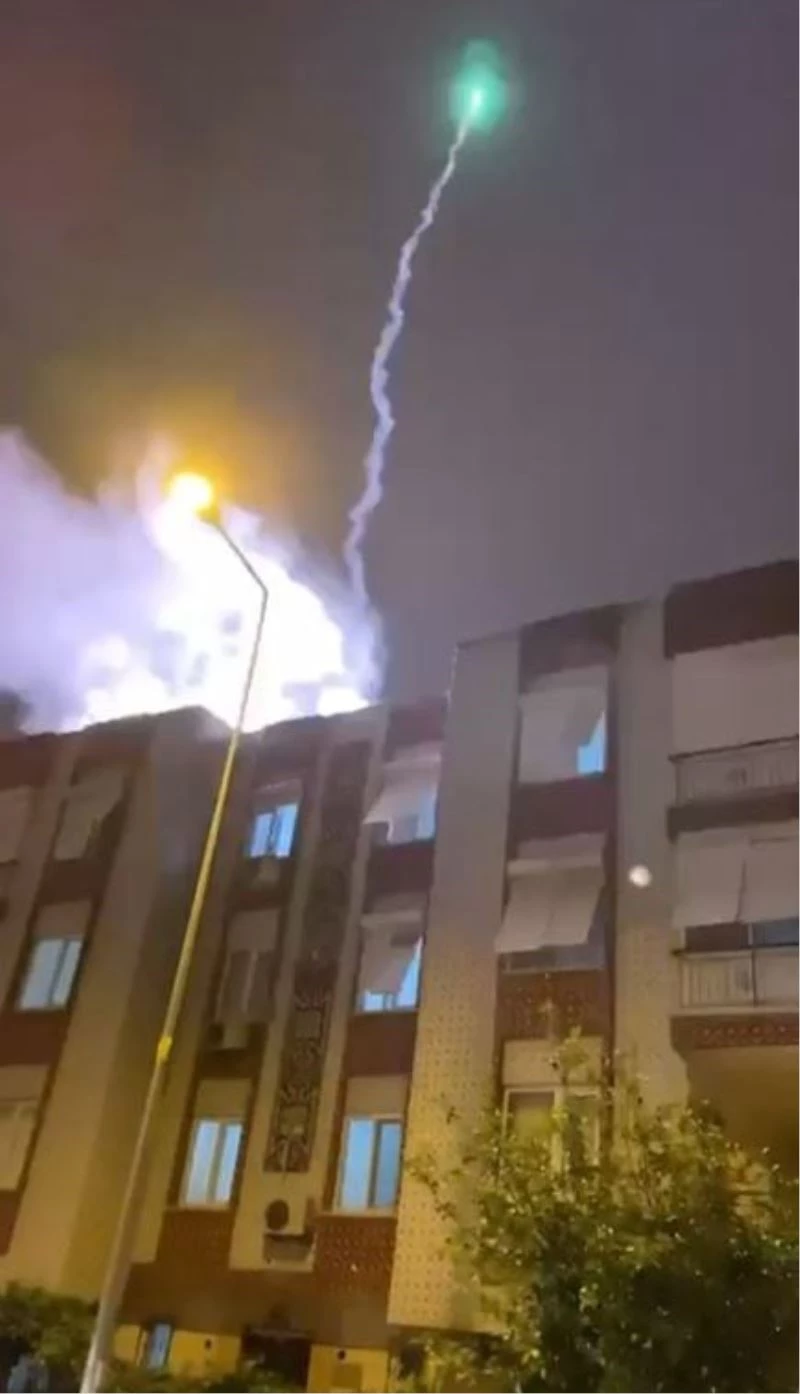 Çatıdan ateşledikleri havai fişek yanlarına düşünce çil yavrusu gibi dağıldılar

