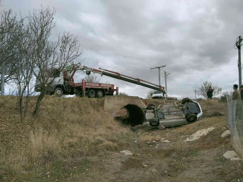 Konya’da kontrolden çıkan otomobil menfeze düştü: 2 yaralı
