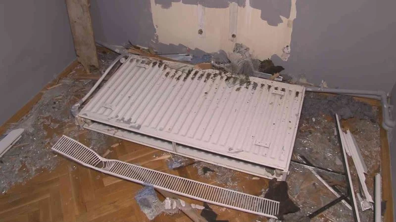 15 katlı binanın çatısından kopan parçalar karşısındaki binanın pencerelerinden içeri girdi
