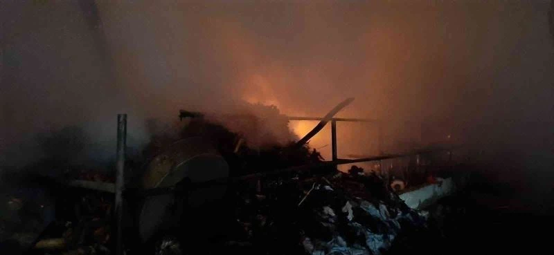 Yanan ahırdaki 10 büyükbaş hayvan, 15 tavuk ve çoban köpeği telef oldu
