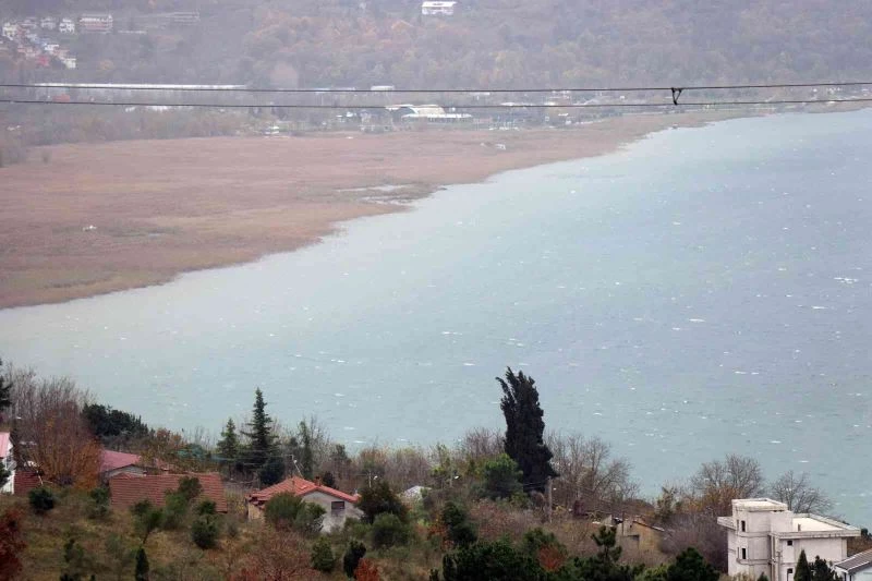 İstanbul’un arka bahçesindeki gölün rengi değişti
