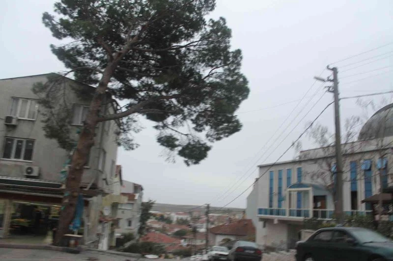 Manyas’ta uçan çatının altında kalan kadın yaralandı
