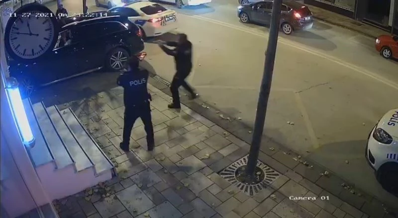 Polislerin silah çekerek etkisiz hale getirdiği magandaların kaza anı güvenlik kamerasına yansıdı
