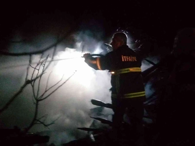 Çan’da yıldırımın düştüğü 12 mirasçılı metruk bina kül oldu
