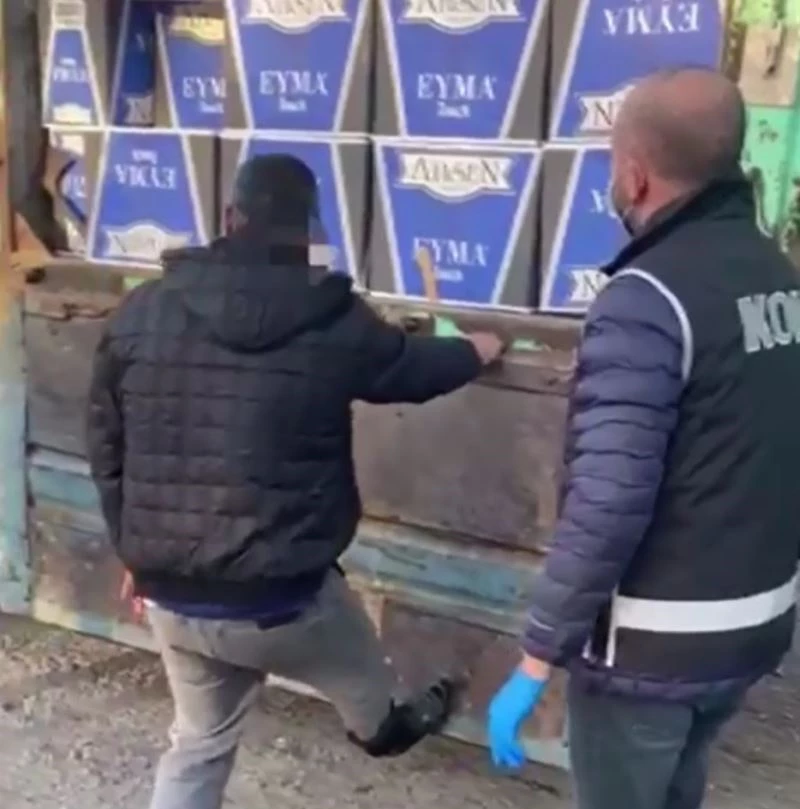 Kamyonetin kasasından 3 milyon 300 bin kaçak makaron çıktı
