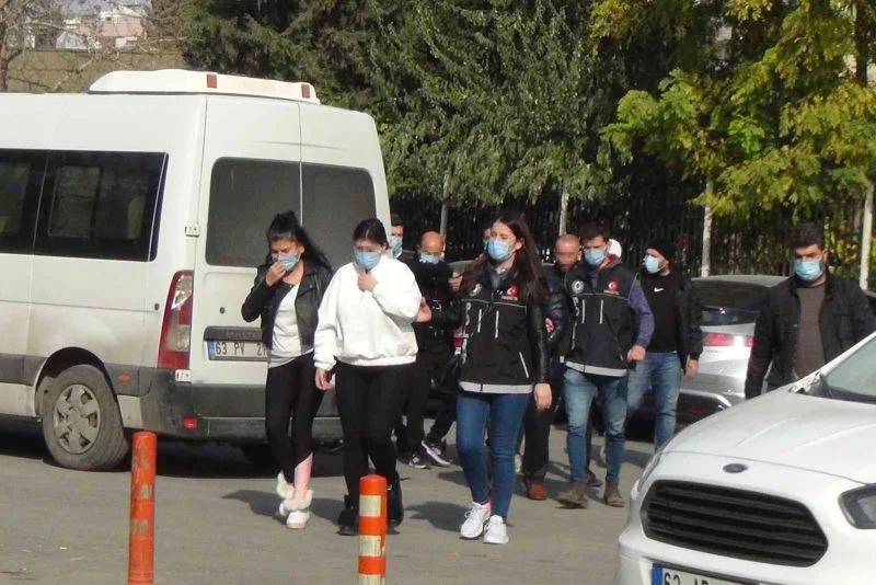 217 kilogram eroinle yakalanan 5 zanlı adliyede
