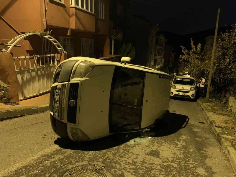 Alkollü sürücünün kullandığı otomobil önce rögar kapağına çarptı sonra devrildi: 1 yaralı
