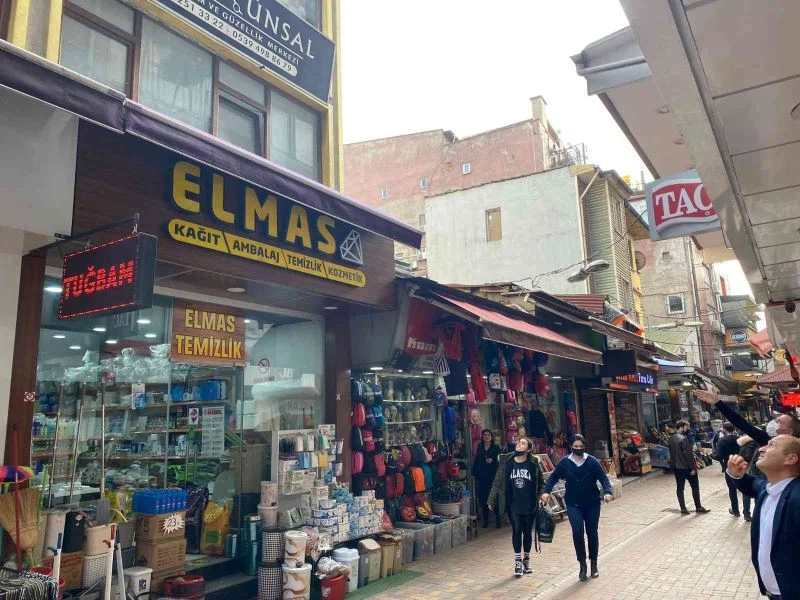 Facia kıl payı atlatıldı, çatıdaki sac parçası işyerlerinin üzerine düştü
