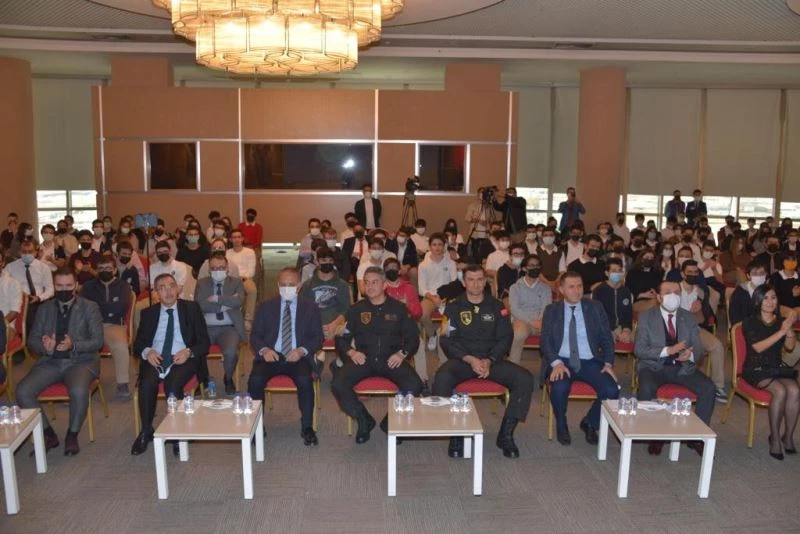 SOLOTÜRK pilotları ASO Teknik Koleji’nde öğrencilerle bir araya geldi
