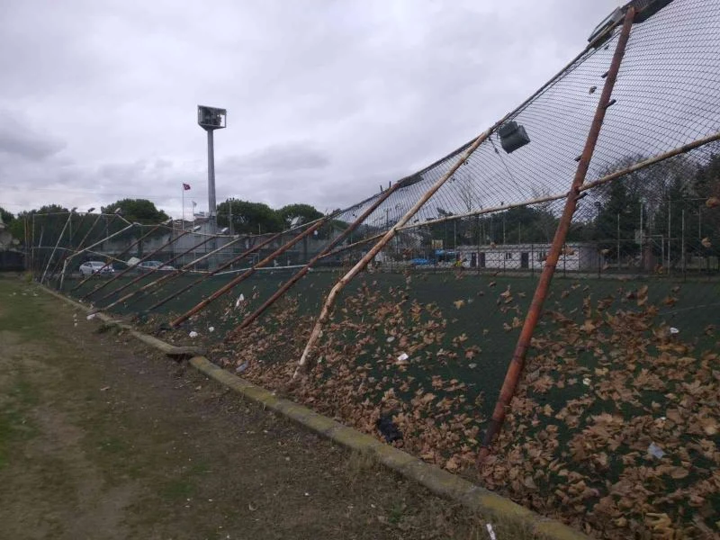 Tekirdağ’da fırtına halı sahanın demir çitlerini yıktı

