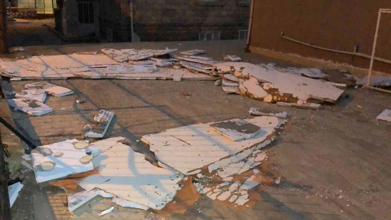 Isparta’da fırtına okul duvarlarını uçurdu
