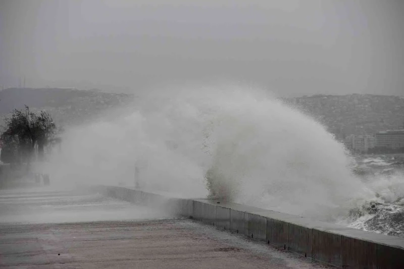 Fırtına sebebiyle dalga boyu 4 ila 5.5 metreye ulaştı
