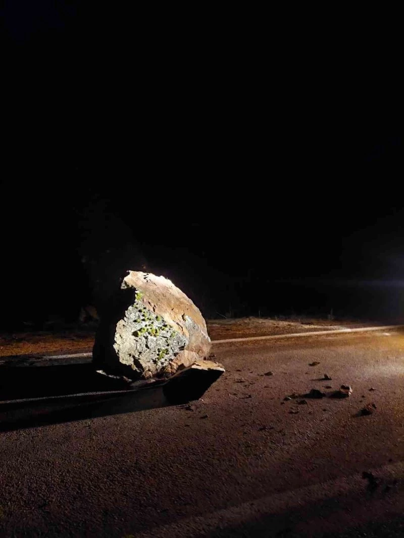 Dağdan kopan kaya parçası trafik akışına engel oldu
