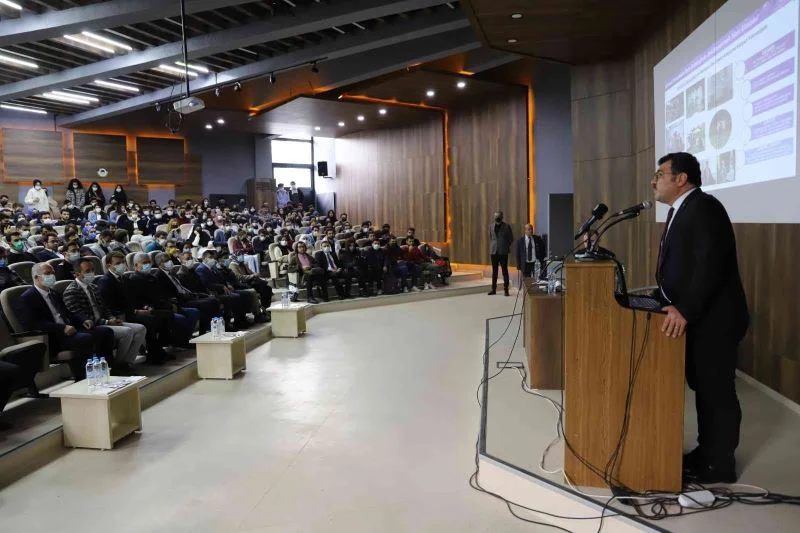 TÜBİTAK Başkanı Mandal, akademisyen ve öğrenciler ile bir araya geldi
