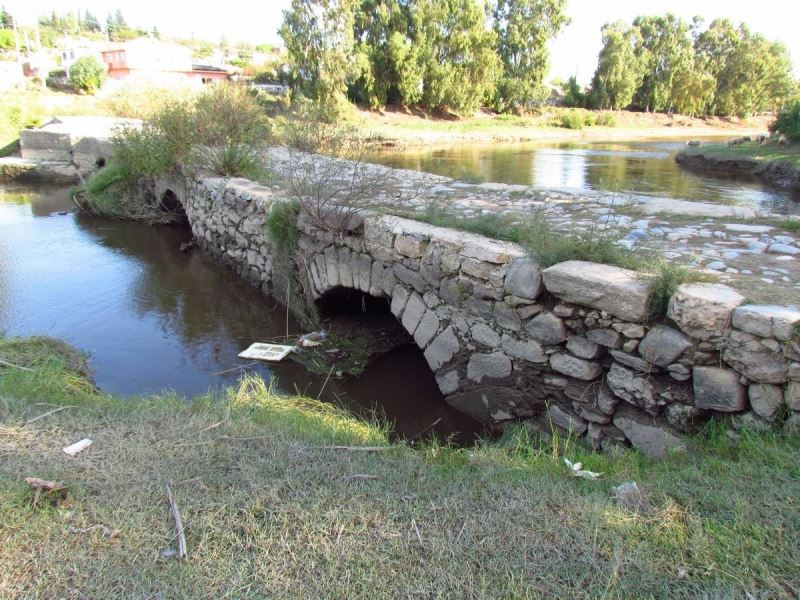 Menderes’te biriken çöpler, tarihi köprüyü tehdit ediyor
