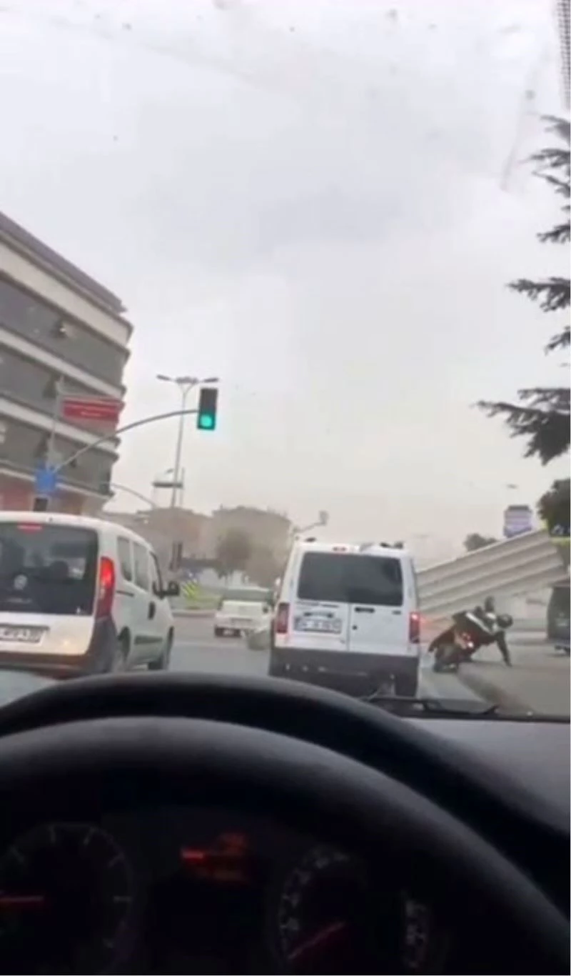 Yola uçan parça motorcunun başına geldi, o anlar kamerada
