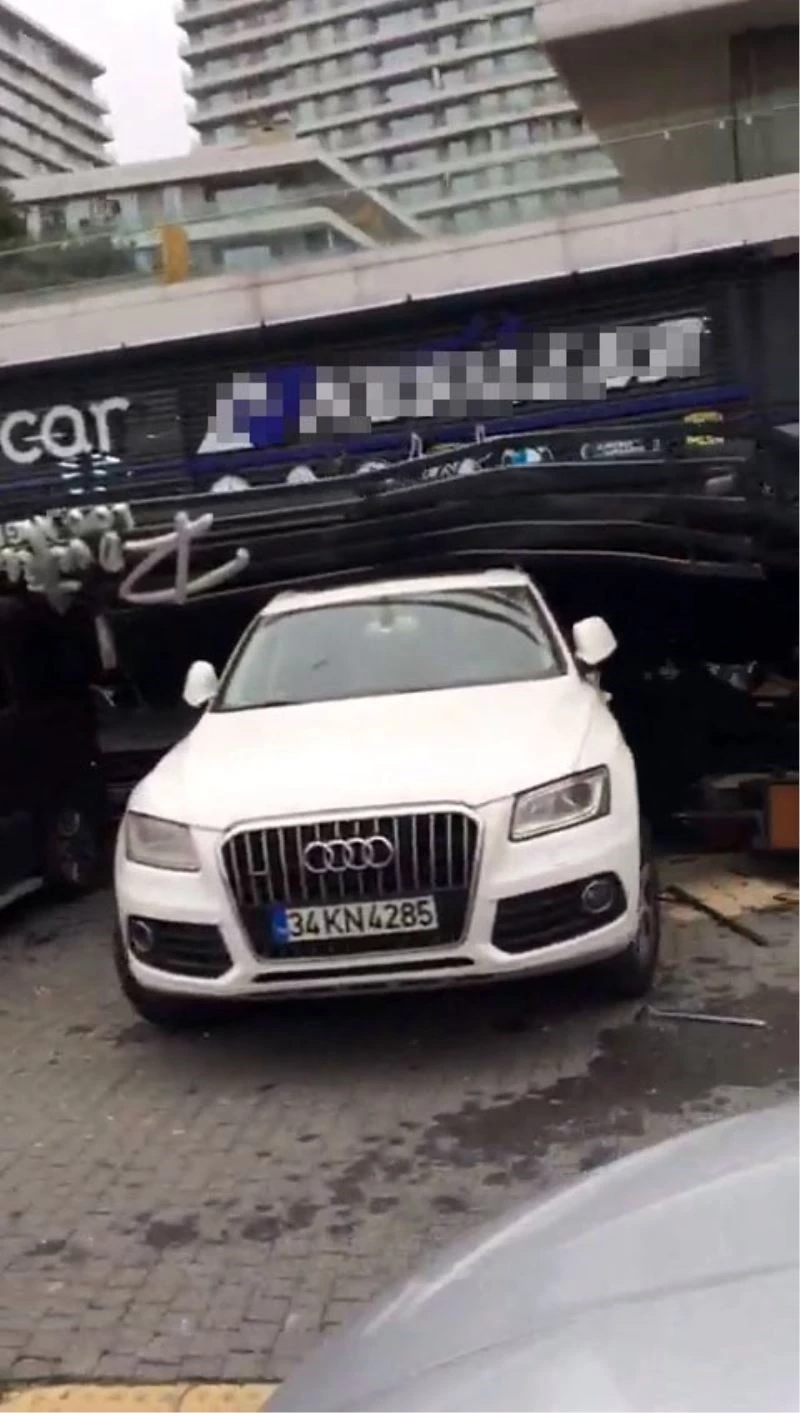 Bağcılar’da lüks sitedeki kafelerin çatıları araçların üstüne yıkıldı
