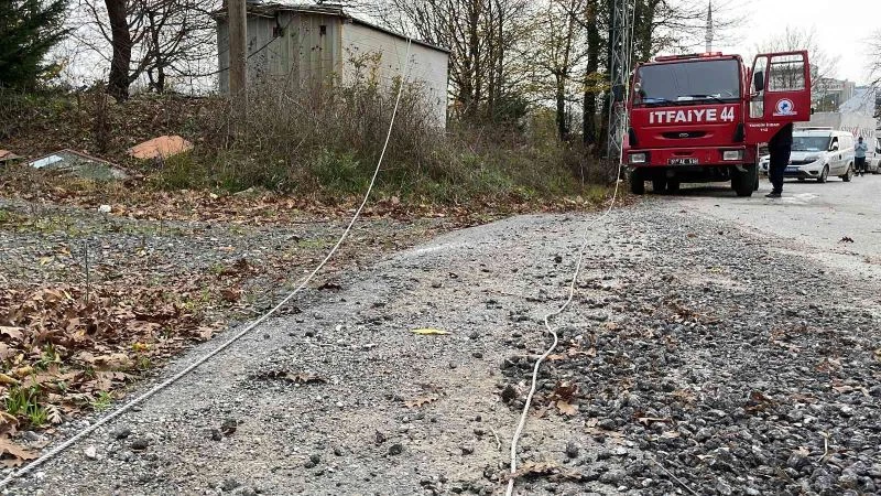 Elektrik telleri koptu, yangını vatandaş engelledi
