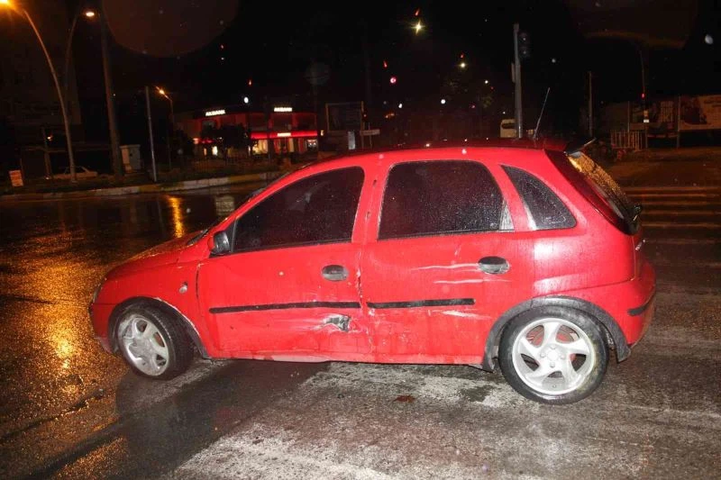 İkazlı yanan trafik ışıklarından geçerken kaza yaptılar: 1 yaralı
