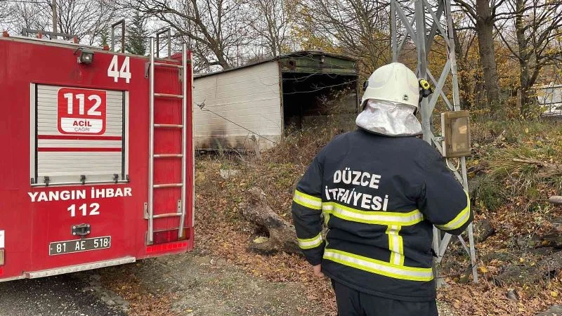 Düzce’de hızı 132 kilometreyi bulan lodos evlerin çatılarını uçurdu
