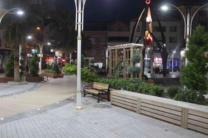 Sinop’ta şiddetli fırtına nedeniyle kamelya devrildi: 2 yaralı
