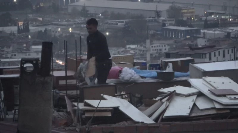 Binanın çatısı uçunca çeyizleri böyle kaçırdılar
