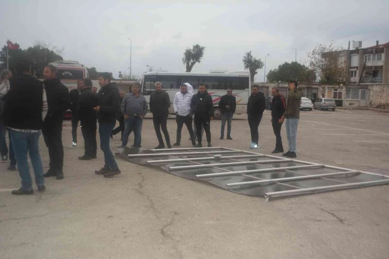 Ayvalık’ta dev güneş paneli otogara uçtu
