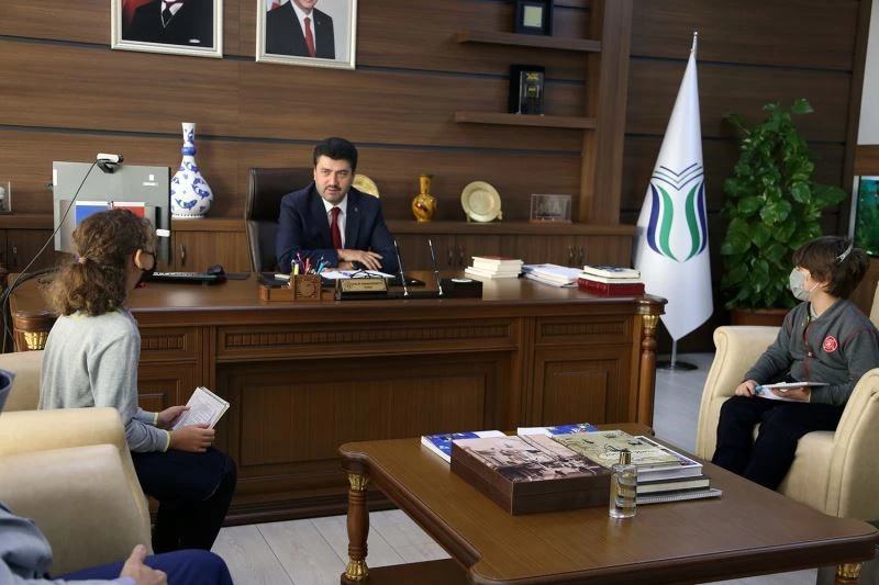 Rektör Sarıbıyık, minik öğrencilerin sorularını cevaplandırdı
