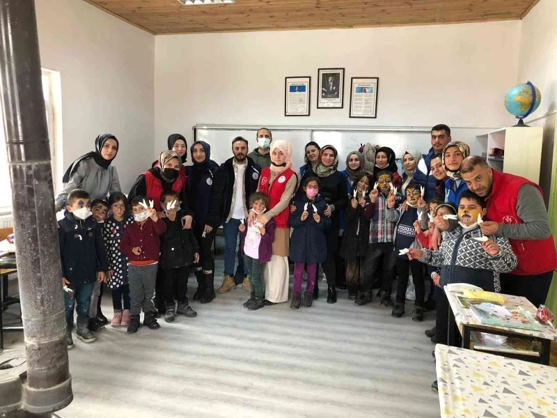 Miniklerin gönlüne diş setiyle girdiler
