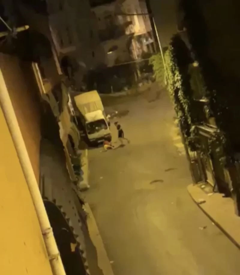 Beyoğlu’nda bir garip kavga: Yerde bile yumruklaşmayı bırakmadılar
