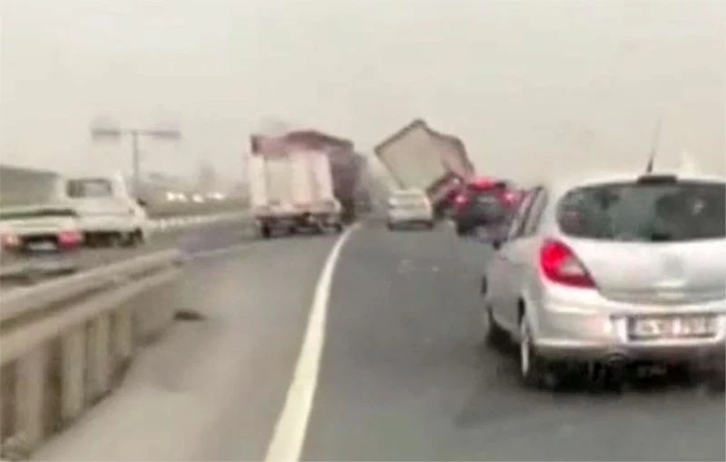 Tırın lodos nedeniyle devrilme anı kamerada
