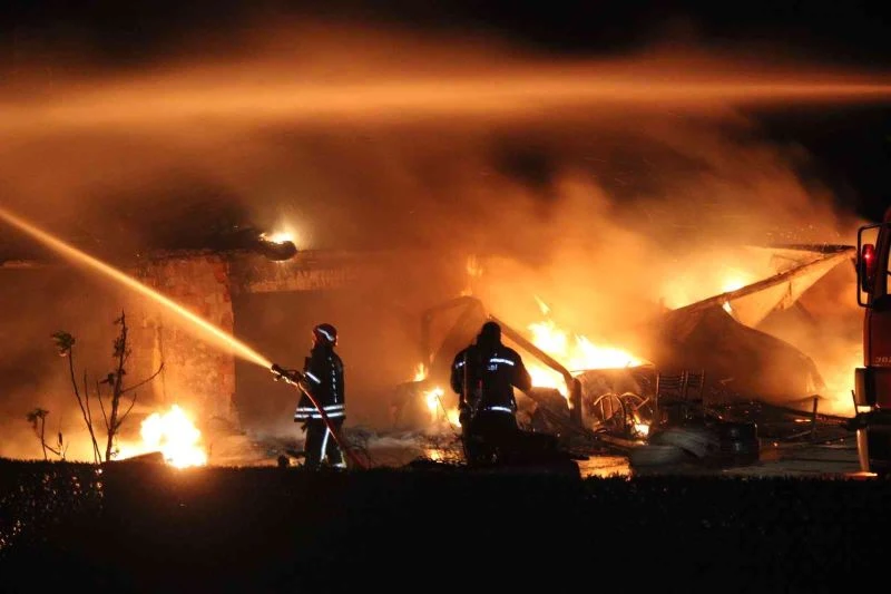 Lastikçi alev alev yandı
