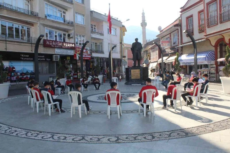 Öğrenciler kent merkezinde kitap okuyarak farkındalık oluşturdu
