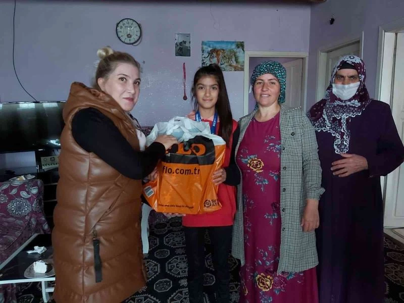 Konyar milli sporcuyu evinde ziyaret etti
