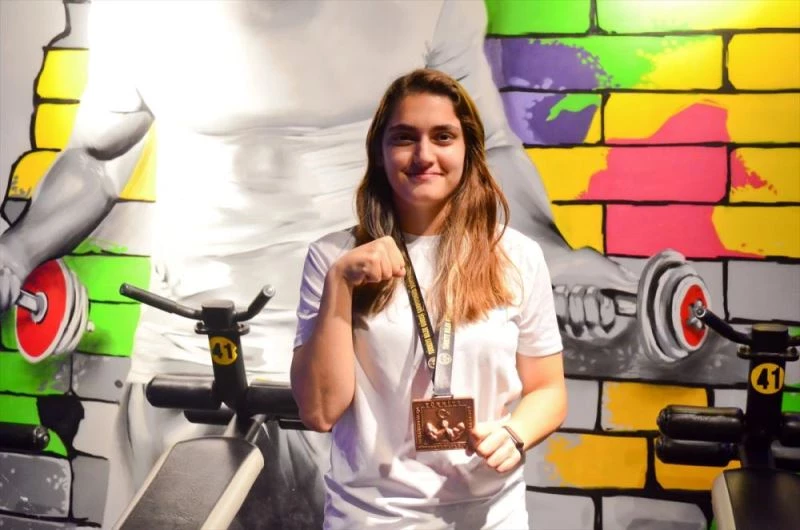 Genç bilek güreşçi Selin Tuğba Ergenç