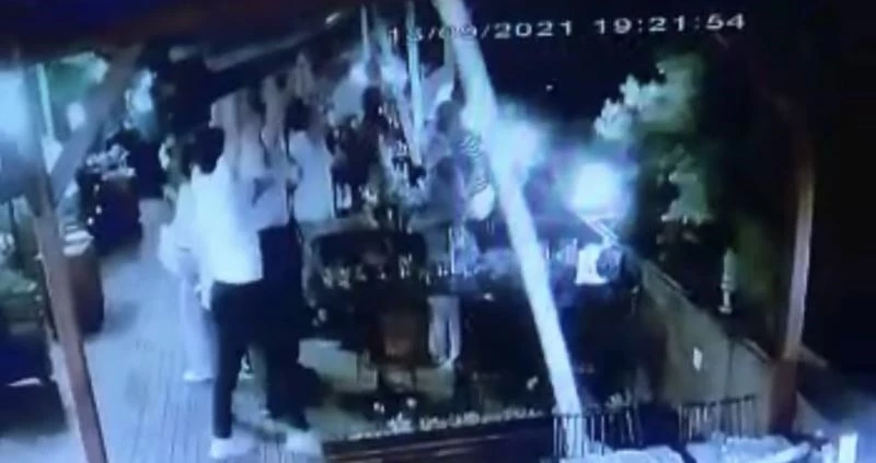 İstanbul’da akıl almaz olay kamerada: Yemek yerken üzerine tente devrildi
