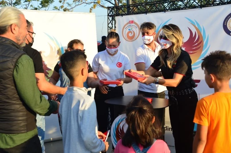 Antalya Emniyeti, ‘Tek Sevdamız Türkiye’ projesi kapsamında stant açtı
