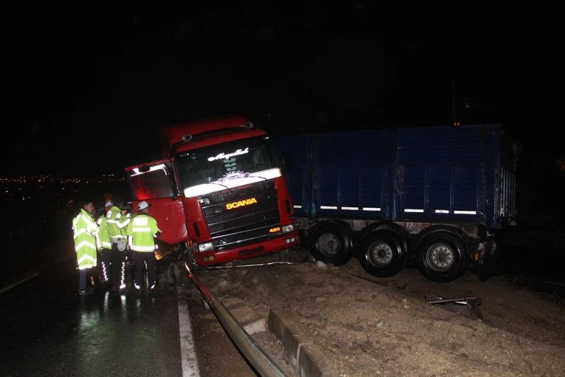 Kontrolden çıkan tır refüjde asılı kaldı, sürücü 153 promil alkollü çıktı
