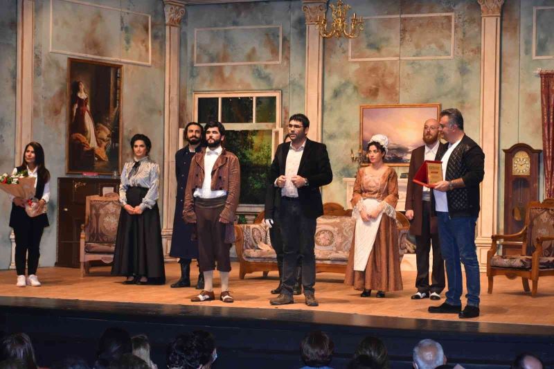 Tarsus Şehir Tiyatrosu, ’Çehov Vodvil’ oyunuyla festivalde tam not aldı
