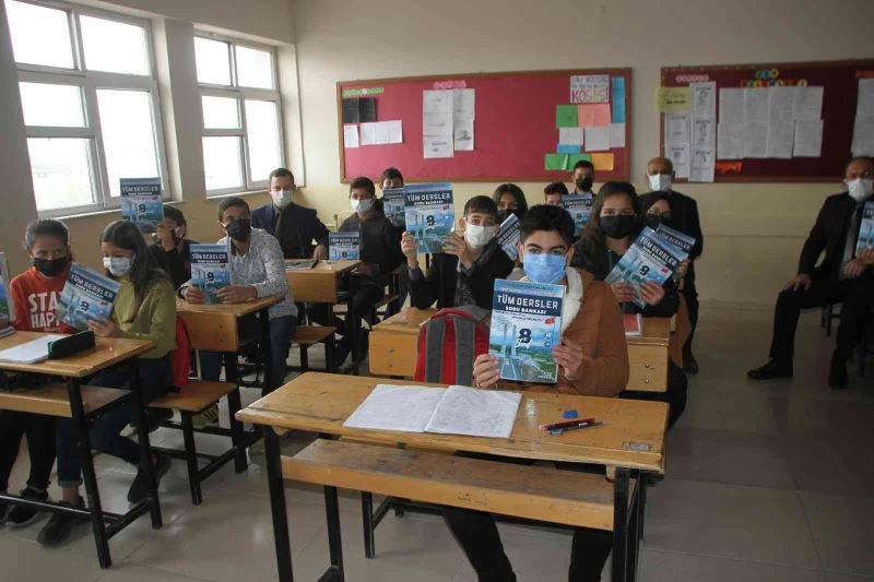 Malazgirt Kaymakamlığından öğrencilere kaynak kitap desteği
