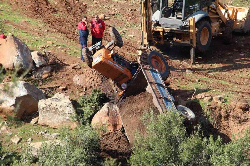 Geriye kaçan traktör ile römorku arasında can verdi
