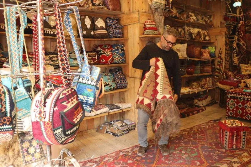 Çöpten topladığı kilim parçalarını dönüştürerek 23 ülkeye ihraç ediyor
