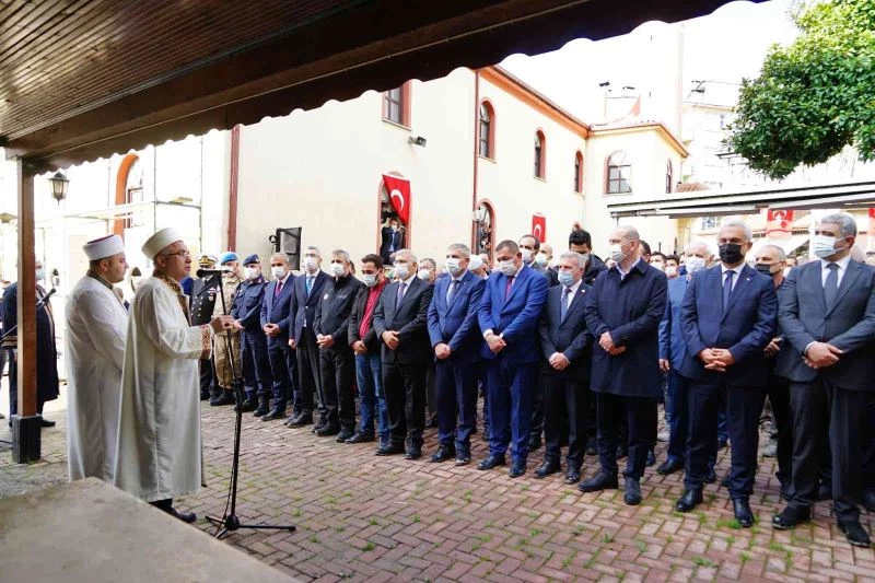 Bakan Soylu, selde kaybolanlar için kılınan gıyabi cenaze namazı namazına katıldı

